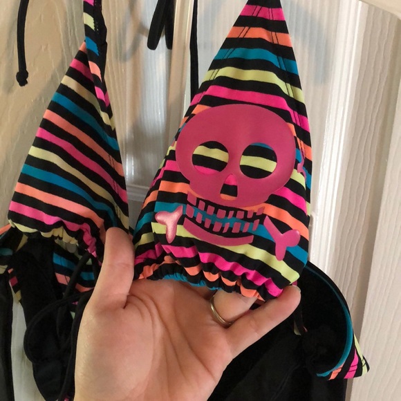 Striped Bikini with pink skull - Picture 4 of 5